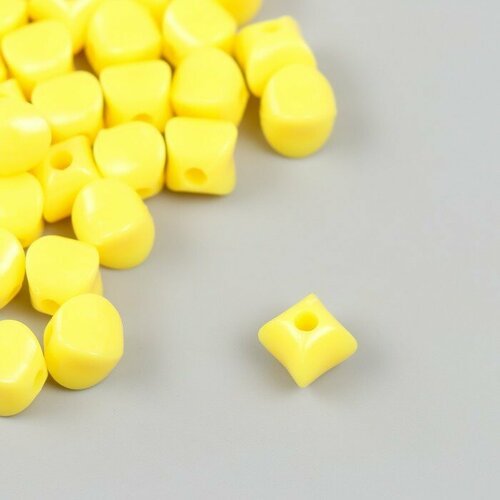 Бусины для творчества пластик Кубик со сплющенными краями жeлтый набор 30 гр d-0,8 см 1 шт