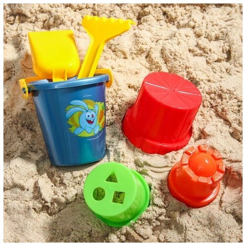 Набор для игры в песке: ведро, совок, грабли, 3 формочки, смешарики 1 шт
